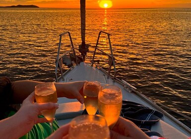 Ibiza: paseo en barco al atardecer con aperitivos, solo para 6 personas