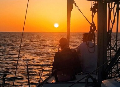 Ibiza: Bootsfahrt bei Sonnenuntergang mit Gourmet-Häppchen und Champagner