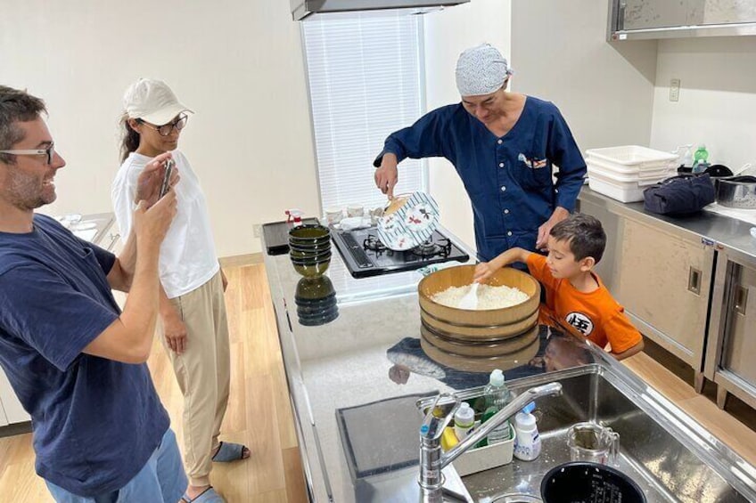 Sushi Making Experience Class in Naha Makishi Public Market