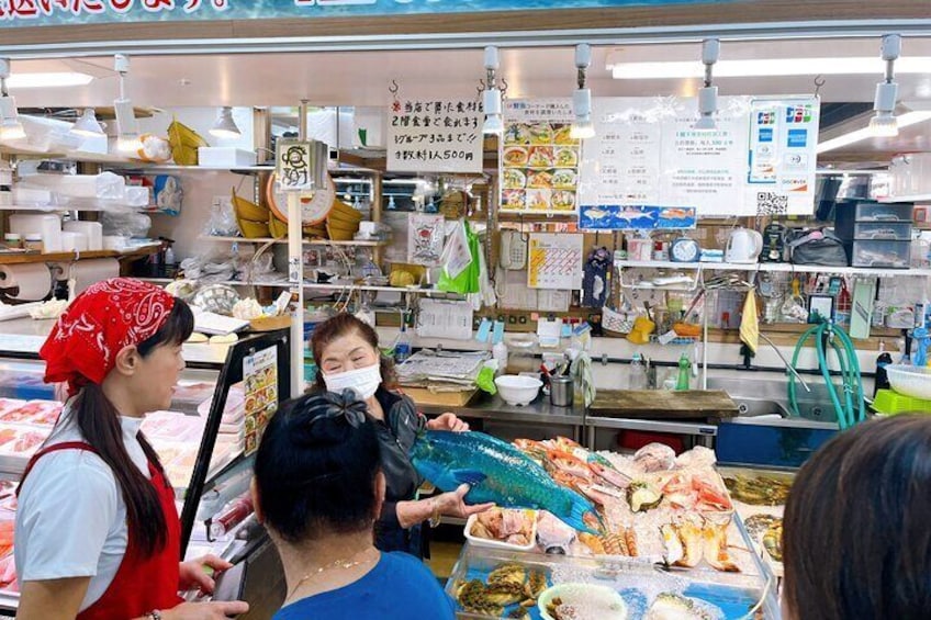 We will tour the fish shop at the public market where we purchase fresh fish for making sushi ②