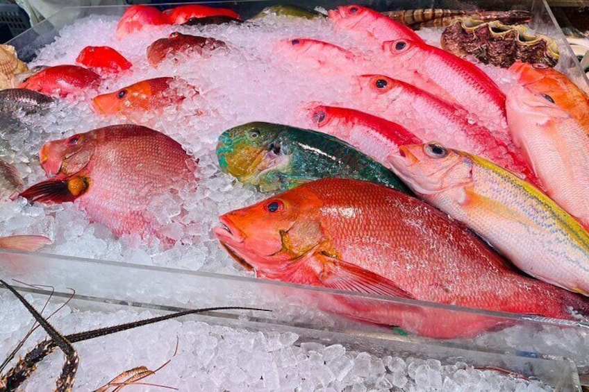 Use fresh fish from the market as sushi ingredients