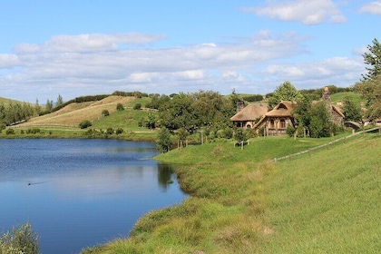 Private Hobbiton and Rotorua Tour with Lunch from Auckland
