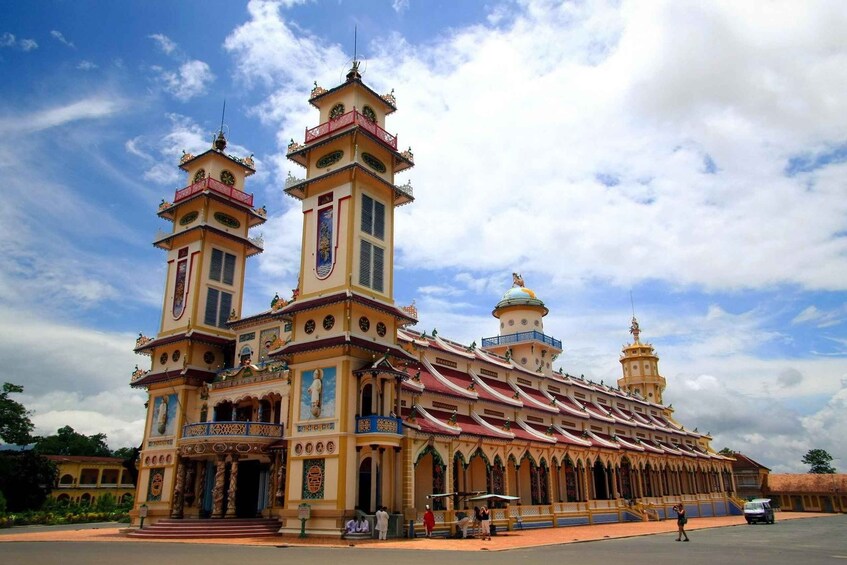 Private tour to Cao Đài Temple and Cu Chi Tunnels