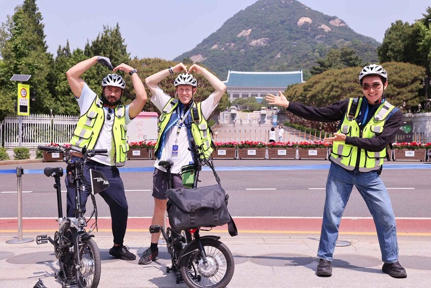 Picture 5 for Activity Seoul: City Highlights Morning eBike Tour