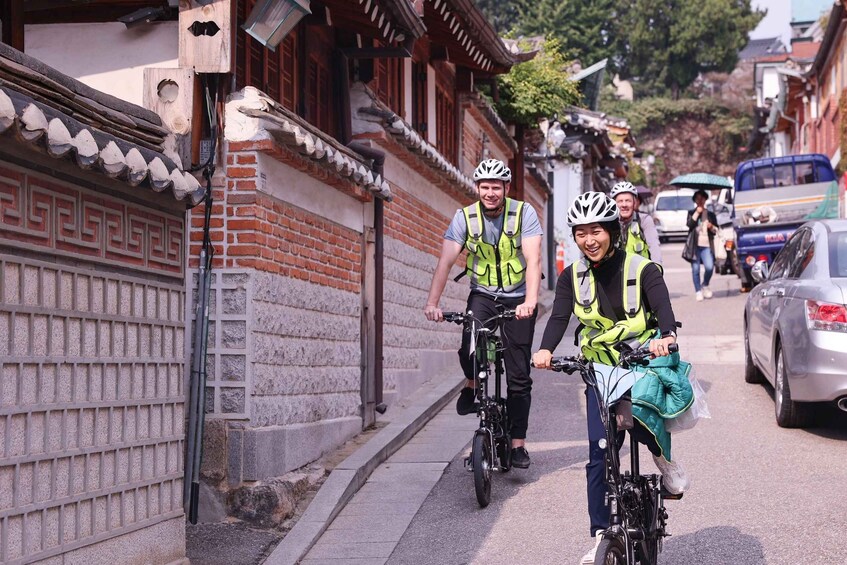 Picture 3 for Activity Seoul: City Highlights Morning eBike Tour