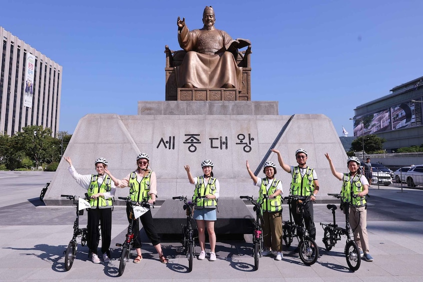 Picture 2 for Activity Seoul: City Highlights Morning eBike Tour