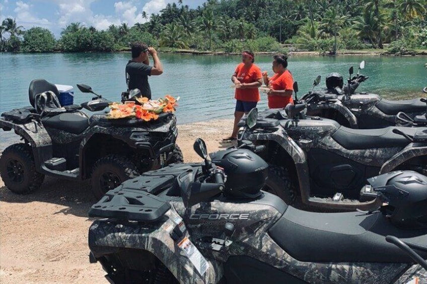 Guided tour of the island and its escapades in Tahaa in Quad