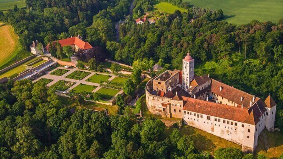 2 Castles and Melk on the Danude: Private Guided tour from Vienna