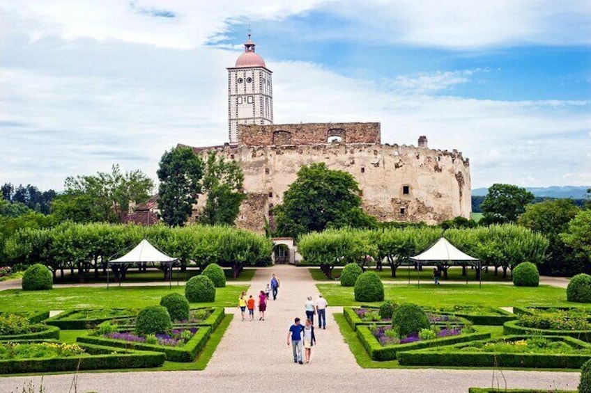 2 Castles and Melk on the Danude: Private Guided tour from Vienna