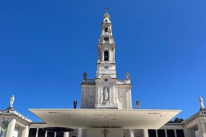 リスボン： ファティマ、バターリャ、ナザレ、オビドスへのツアー（チェリーリキュールの試飲）！