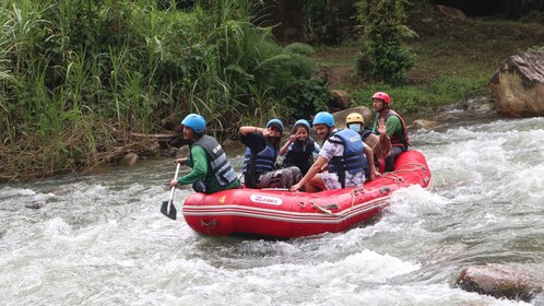 Phuket: Cueva de los monos, rafting en agua, tirolesa con opción de cuatrim...