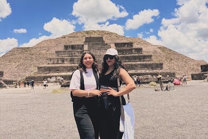 Teotihuacan guided tour, cave breakfast with CDMX transportation