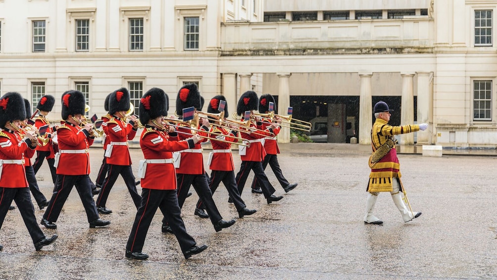 London: Royal Tour & Buckingham Palace State Rooms or Royal Mews Option