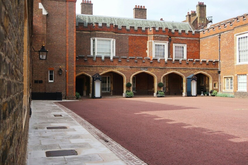 Buckingham Palace or Royal Mews Entry with London Walking Tour