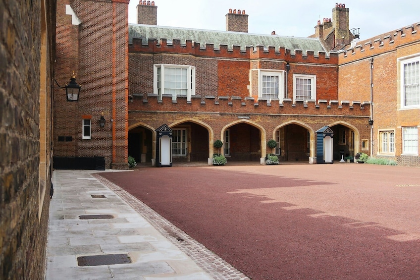 Buckingham Palace or Royal Mews Entry with London Walking Tour