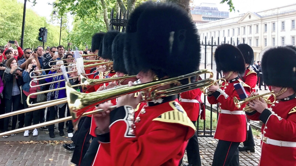London: Royal Tour & Buckingham Palace State Rooms or Royal Mews Option