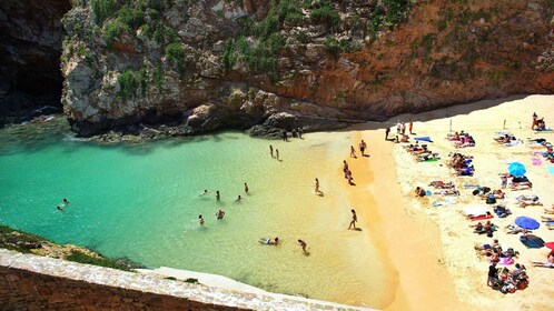 Peniche: viaje a la isla de Berlengas, senderismo y recorrido por las cueva...