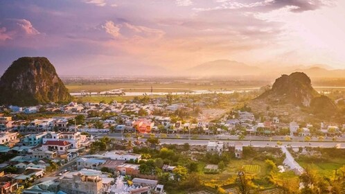 Montaña de mármol y Hoi An por la noche desde la ciudad de Da Nang