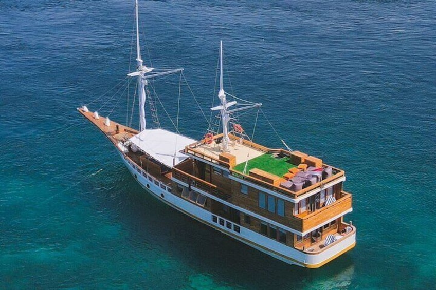 3 Days 2 Nights Private Liveaboard Cruise to Komodo National Park