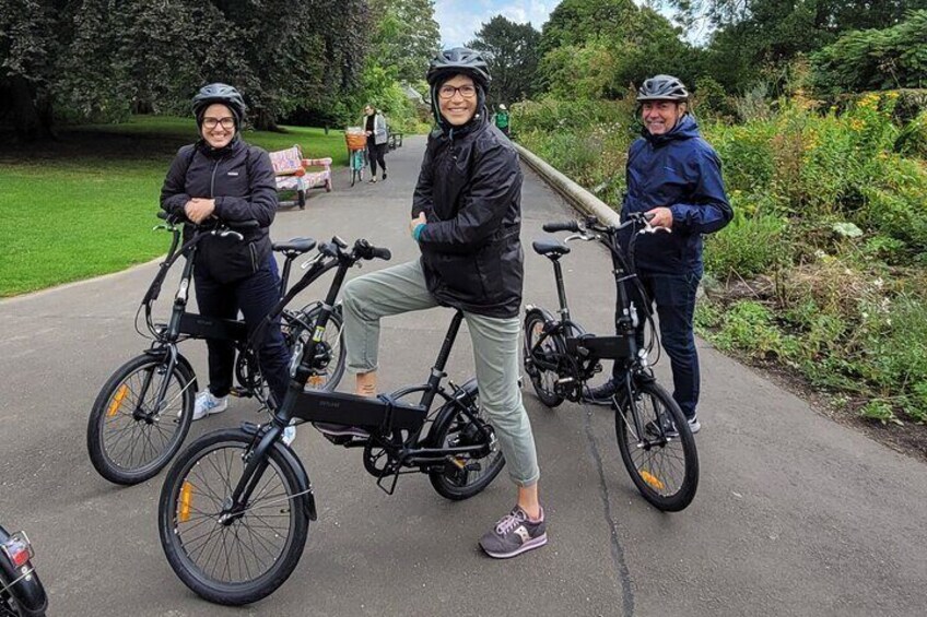 Our happy guests on the their Ebikes taking a quick photo stop in the Botanic Gardens