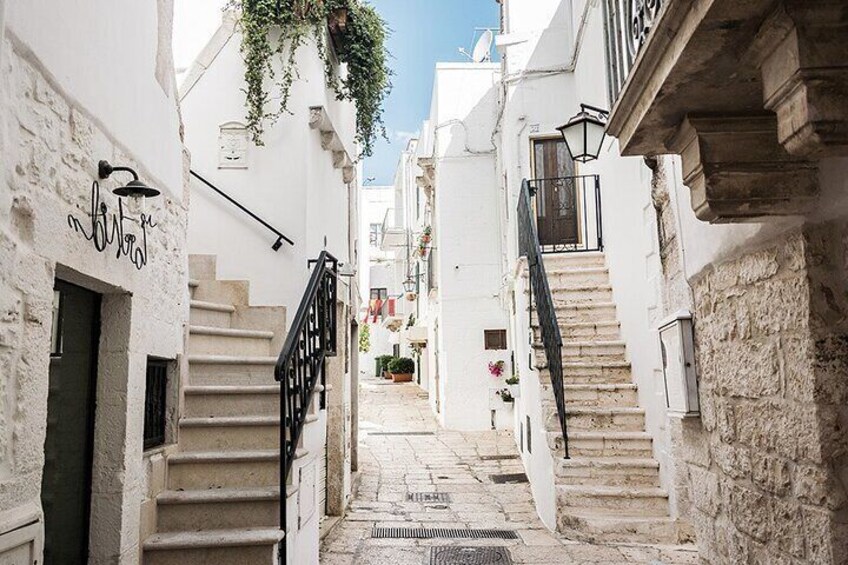 Ostuni, Cisternino and Locorotondo tour lasting 8 hours