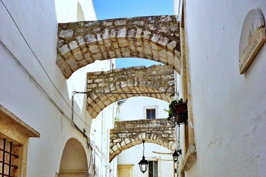 Ostuni, Cisternino and Locorotondo tour lasting 8 hours