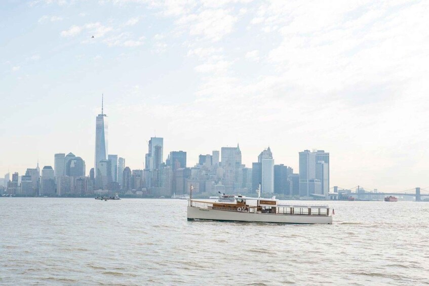 Manhattan: Statue and Skyline Cruise Aboard a Luxury Yacht