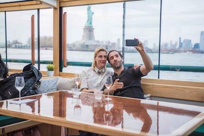 Manhattan: Statue and Skyline Cruise Aboard a Luxury Yacht