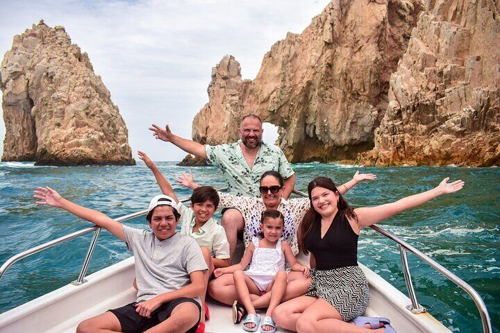 Enjoy with your family in front of the Cabo San Lucas Arch