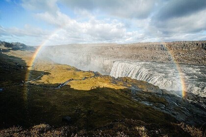 Tour por el lago Myvatn Godafoss y las cataratas Dettifoss en Islandia