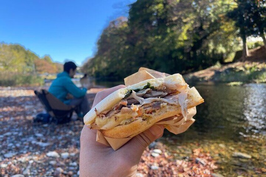 Enjoy lunch on chairs by the stream with our special sandwich, savoring the serenity away from urban life. This moment of leisure is a precious break for those weary of the city.