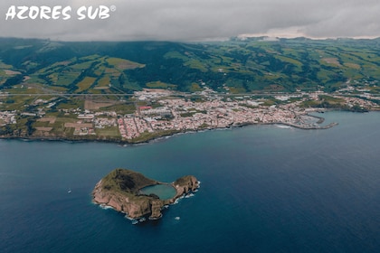 Paseo en barco por el islote de Vila Franca do Campo en Azores