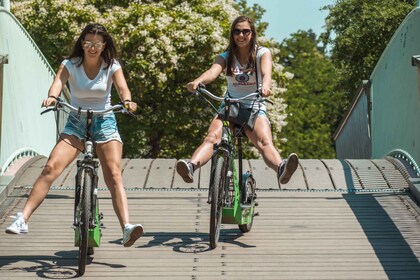 Praha: Hugo Bike kaupunkikierros paikallisen oppaan kanssa.
