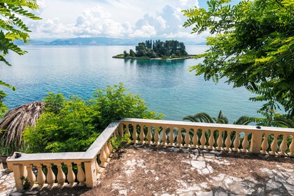 Proef de stad Corfu en cruise bij zonsondergang