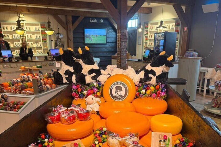 Private Tour to Zaanse Schans Windmills Cheese Farm and Volendam