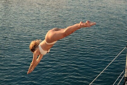 Katamaran krydstogt til Dia Island med måltider og vandaktiviteter