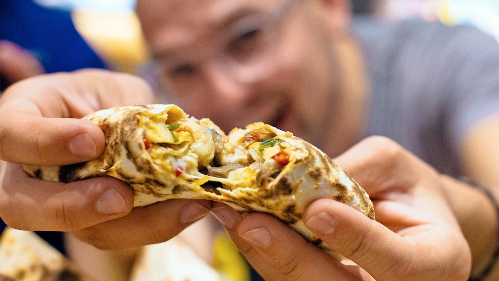Apri foto 4 di 8. Food on the Dubai by Night Private Tour - a Magical Experience