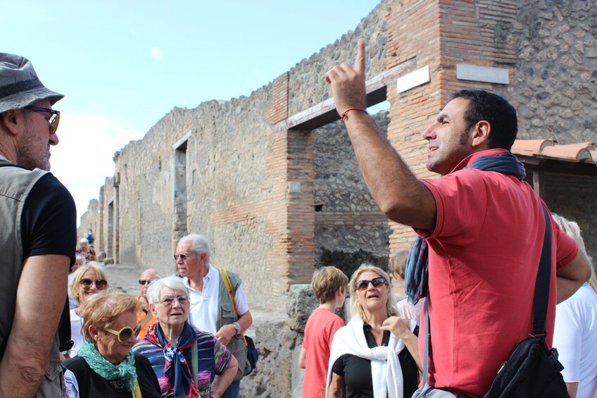 Skip-the-line guided tour of Pompeii ruins with archaeologist