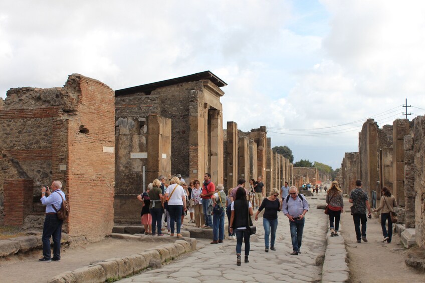 Skip-the-line guided tour of Pompeii ruins with archaeologist