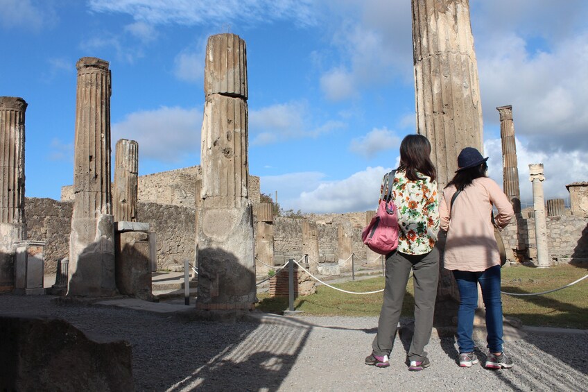 Skip-the-line guided tour of Pompeii ruins with archaeologist