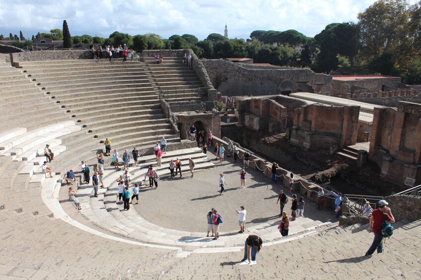 Skip-the-line guided tour of Pompeii ruins with archaeologist