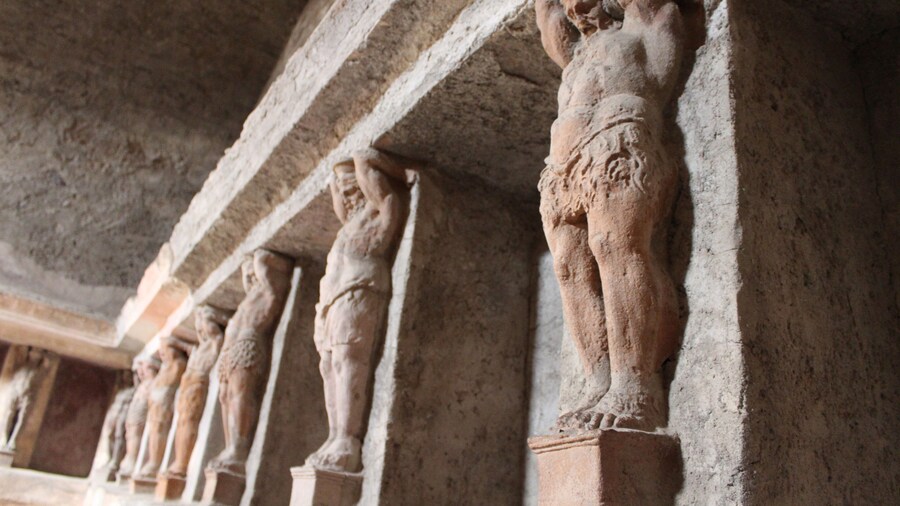 Skip-the-line guided tour of Pompeii ruins with archaeologist