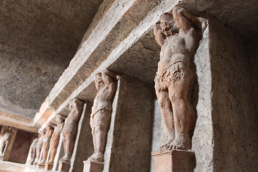 Skip-the-line guided tour of Pompeii ruins with archaeologist