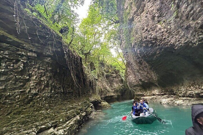 From Kutaisi: Canyons and Caves Tour with Transfer to Tbilisi