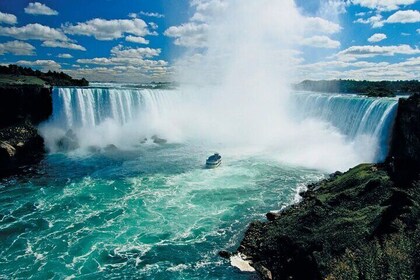 Niagara Falls Day Tour from Toronto with Optional Boat Cruise