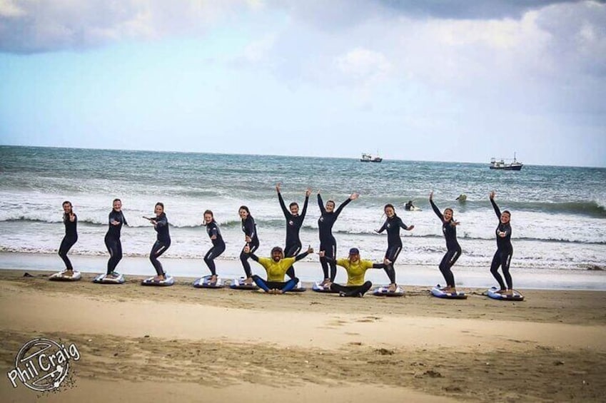 Beginner group surf lesson