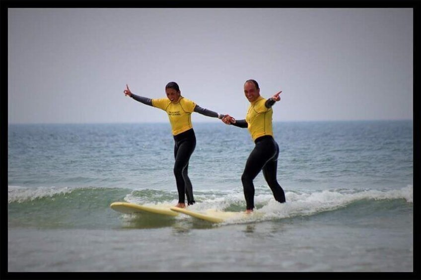 Beginner group surf lesson