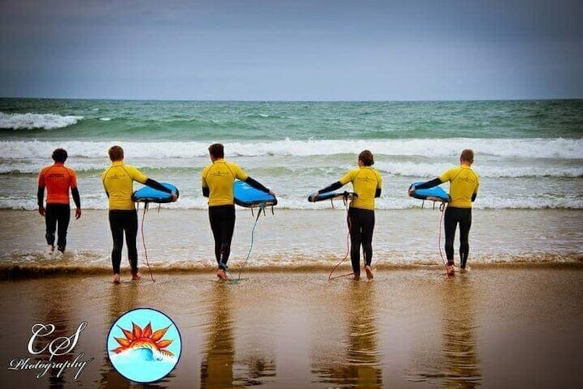 Beginner group surf lesson