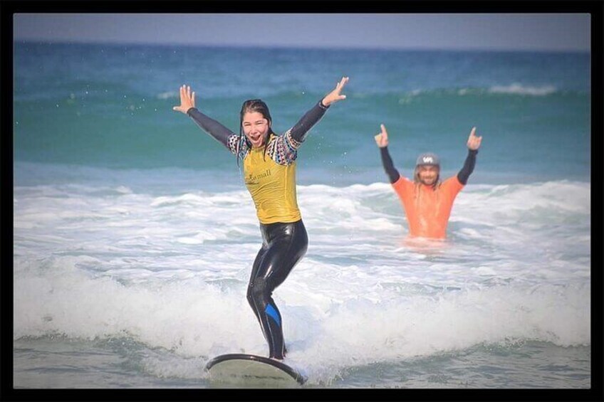 Beginner group surf lesson