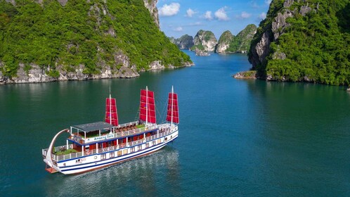 Tur & Transfer Perahu Mewah Teluk Ha Long - Bai Tu Long Bay